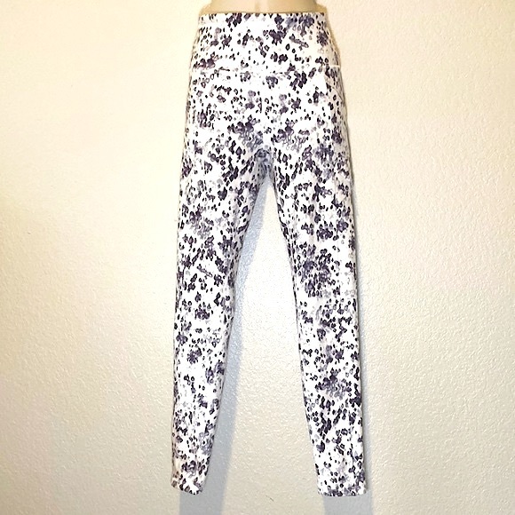 Balance Collection High Waisted Leggings with Pockets - Picture 3 of 9